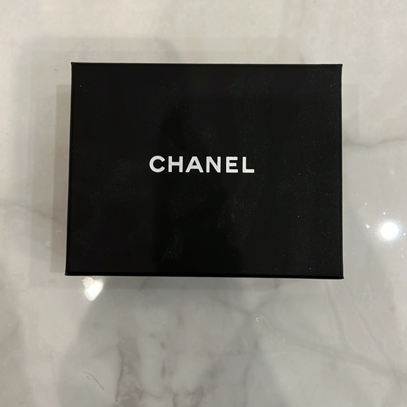 Chanel pearl necklace with black flower pendant. - Picture 5 of 6